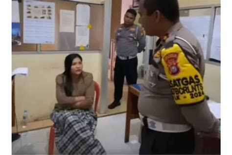 Putri Frank Supir Taxi Ngentot Di Mobil .